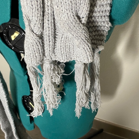 Light grey scarf with fringe - Picture 3 of 4